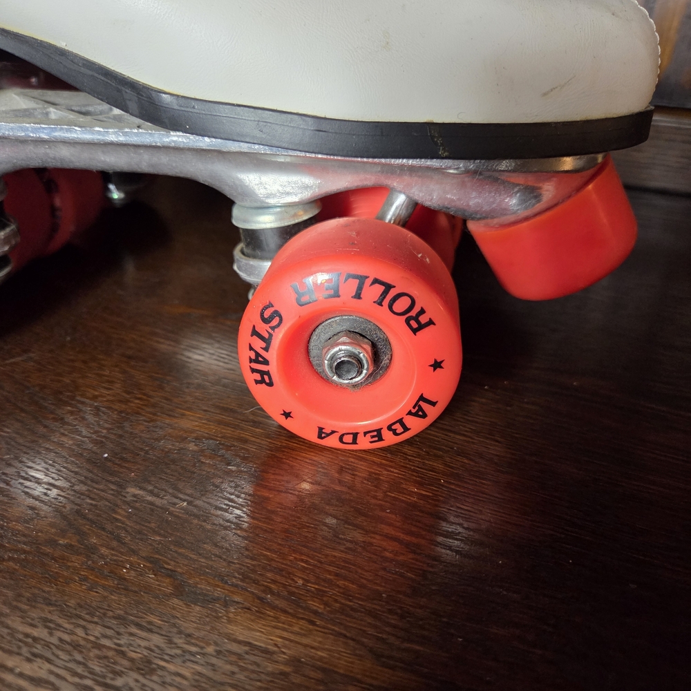 Classic White Roller Skates with Red Wheels - Picture 3 of 16